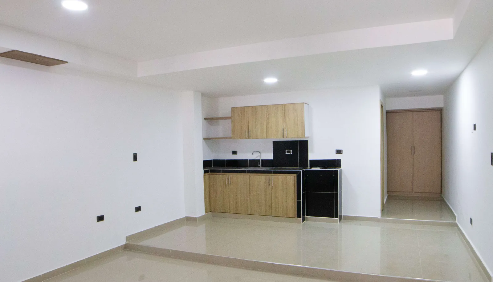 Apartaestudio amplio con cocineta y clóset, vacío